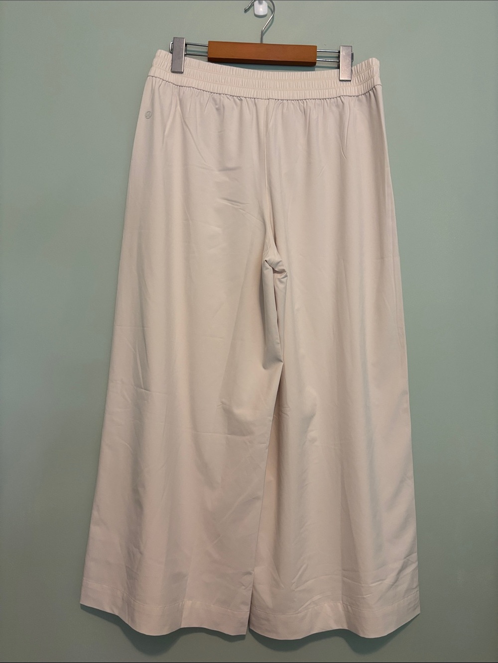 Lululemon Breezily Cropped Pants in Light Ivory (Size M) - Picture 7 of 7